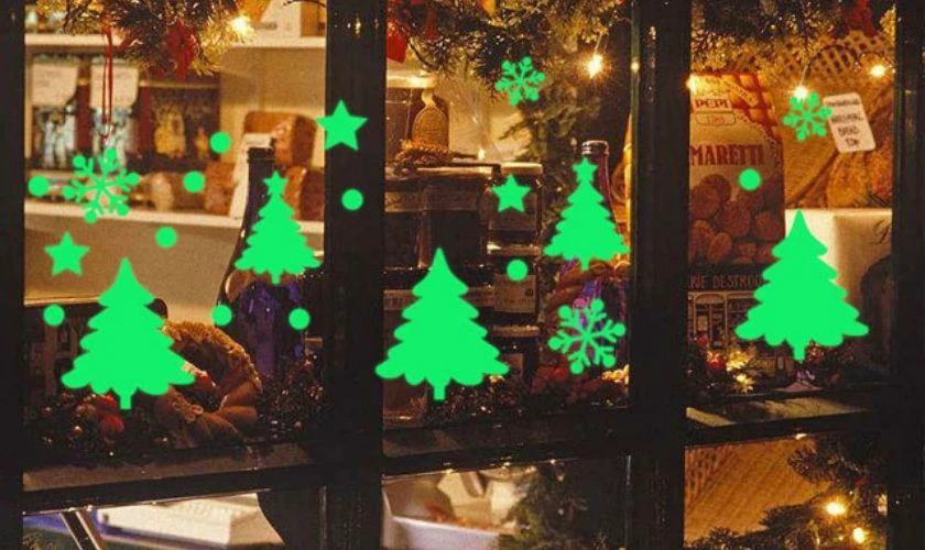 Vẽ cây thông Noel trang trí cửa sổ với bút dạ quang