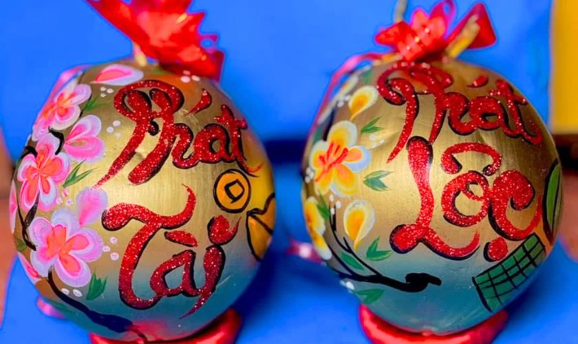 Trang trí dừa Tết với chữ nổi kim tuyến