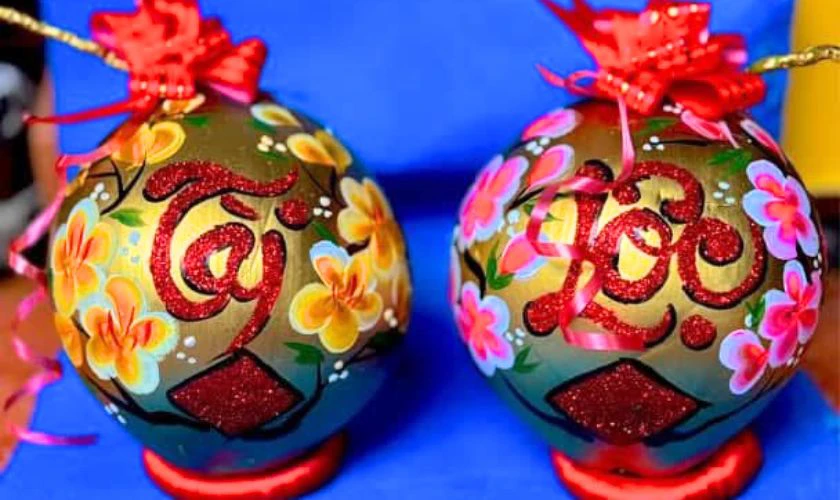 Trang trí dừa với chữ nổi kim tuyến