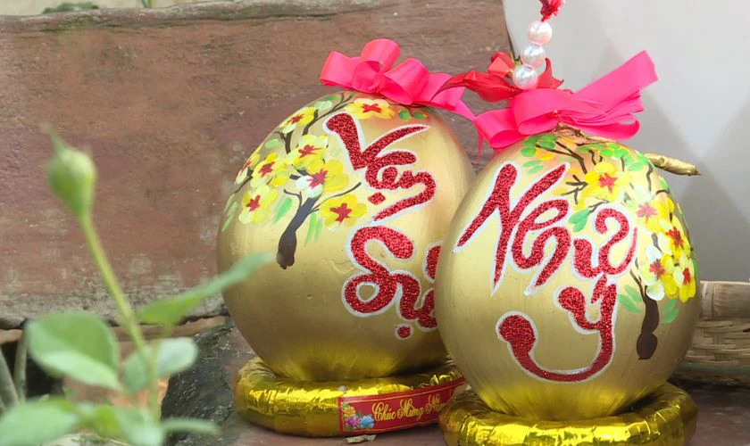 Trang trí dừa Tết 2026 với chữ nổi kim tuyến