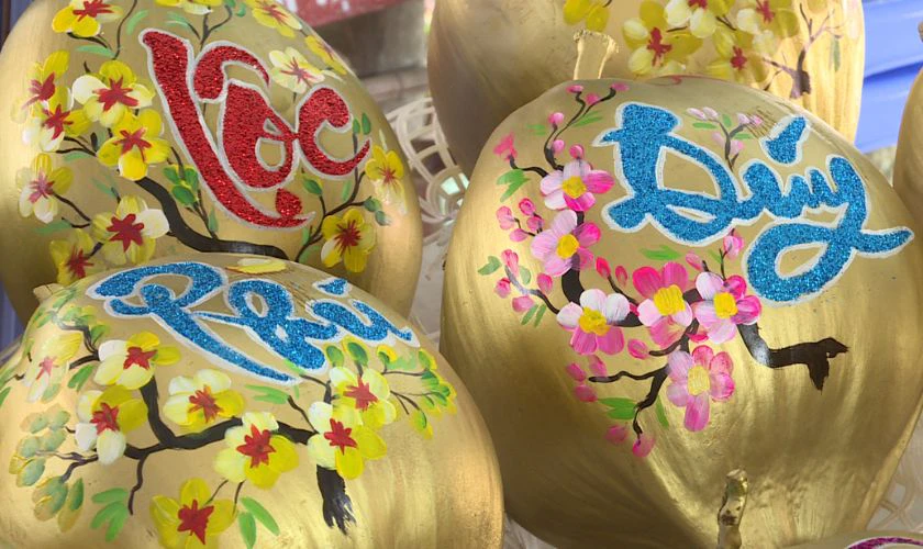 Mẫu trang trí dừa Tết với chữ nổi kim tuyến