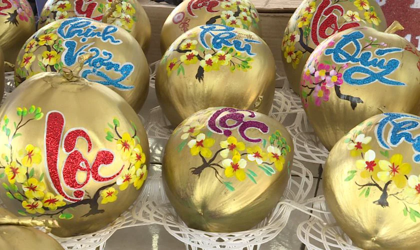 Trang trí dừa Tết dát vàng 2026