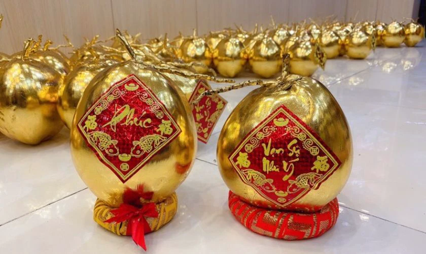 Trang trí dừa Tết dát vàng kèm giấy đỏ