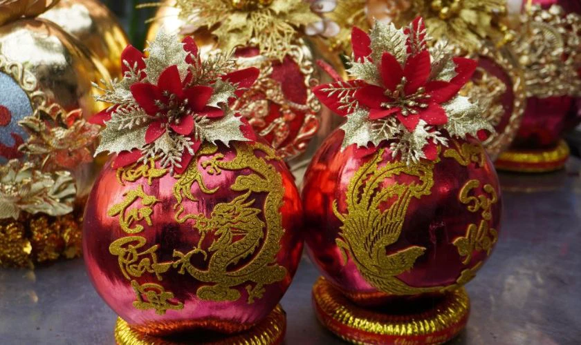 Trang trí dừa Tết với chữ nổi kim tuyến có hoa