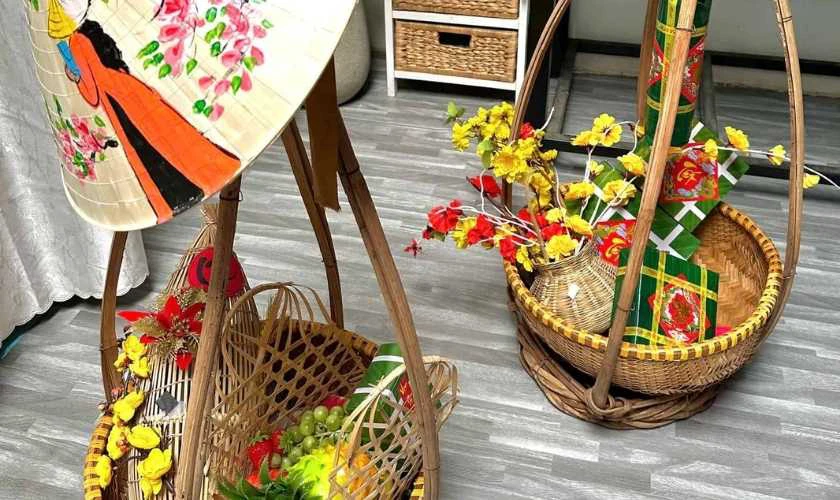Trang trí gian hàng Tết bằng quang gánh