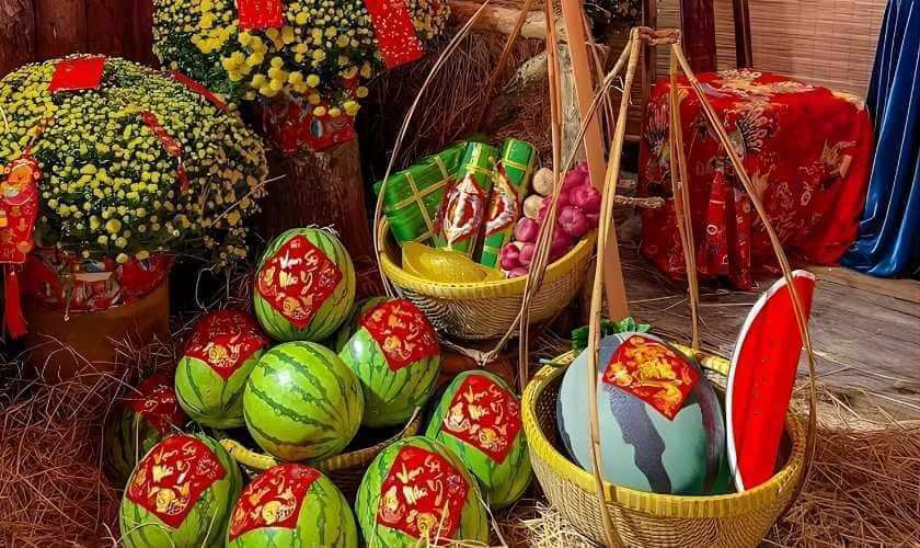 Trang trí gian hàng Tết bằng quang gánh đẹp