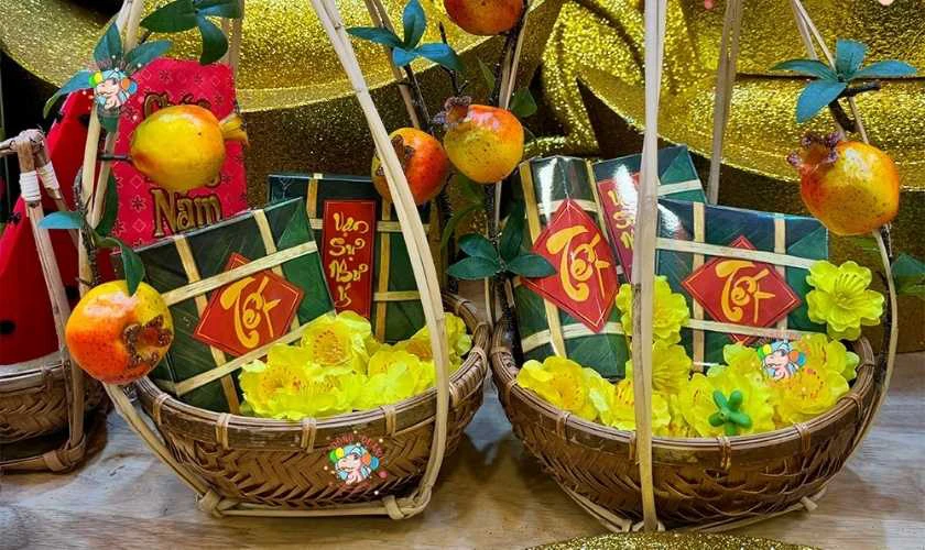 Trang trí gian hàng Tết bằng quang gánh mới
