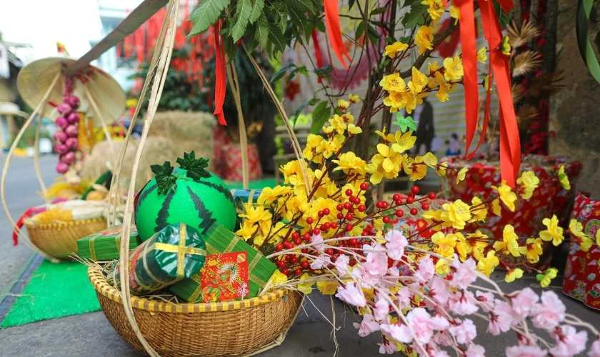 Trang trí gian hàng Tết bằng quang gánh ấn tượng