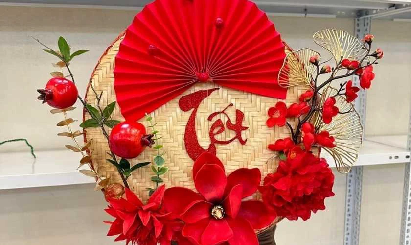 Trang trí gian hàng mùa Xuân bằng mẹt tre đẹp