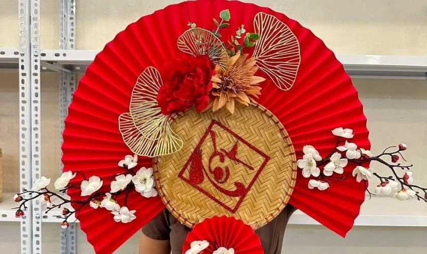 Trang trí gian hàng mùa Xuân bằng mẹt tre đơn giản