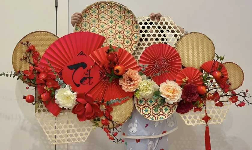 Trang trí gian hàng mùa Xuân bằng mẹt tre cấu kỳ