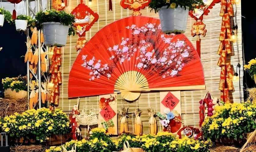 Trang trí gian hàng Tết bằng quạt giấy