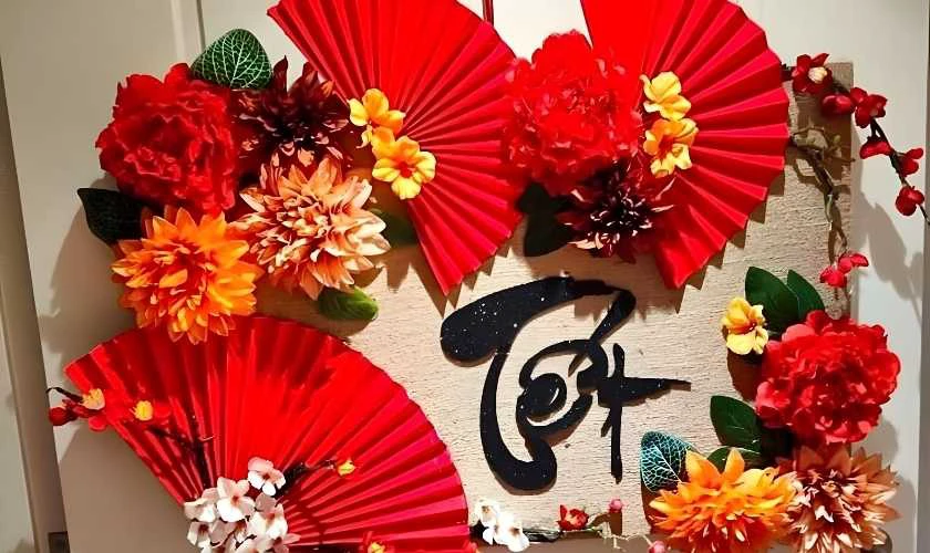 Trang trí gian hàng Tết bằng quạt giấy ấn tượng