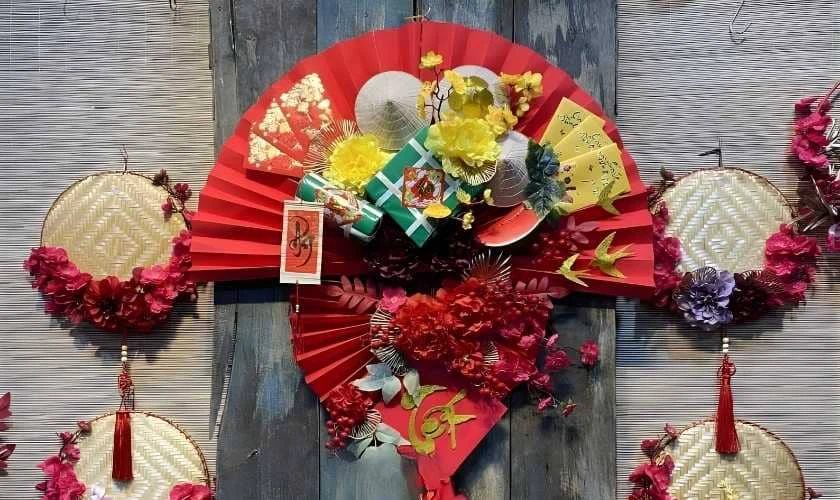 Trang trí gian hàng Tết bằng quạt giấy mới