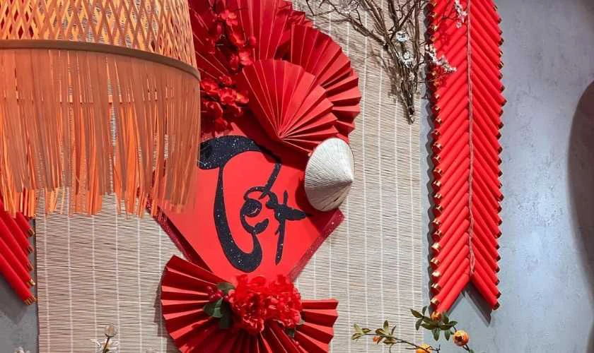 Trang trí gian hàng Tết bằng quạt giấy đẹp
