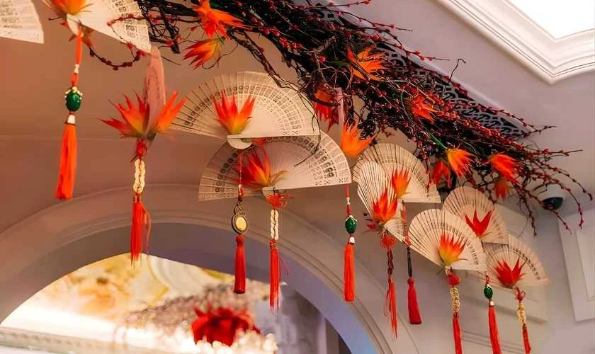 Trang trí gian hàng Tết bằng quạt giấy năm 2026