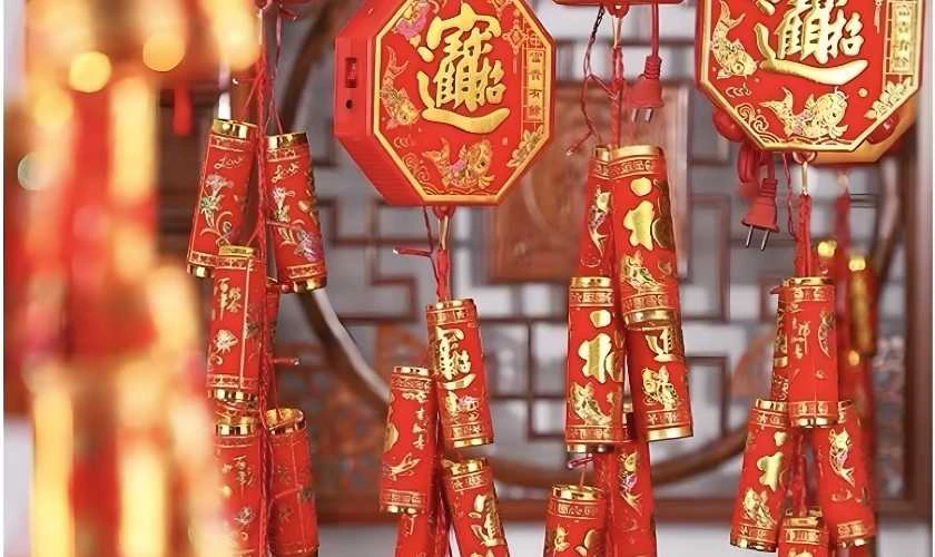 Trang trí gian hàng Tết bằng pháo đỏ ấn tượng