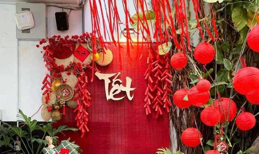 Trang trí gian hàng Tết bằng pháo đỏ rực rỡ