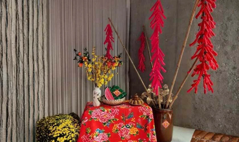 Trang trí gian hàng Tết bằng pháo đỏ đẹp