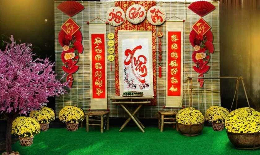 Trang trí gian hàng mùa Xuân bằng câu đối