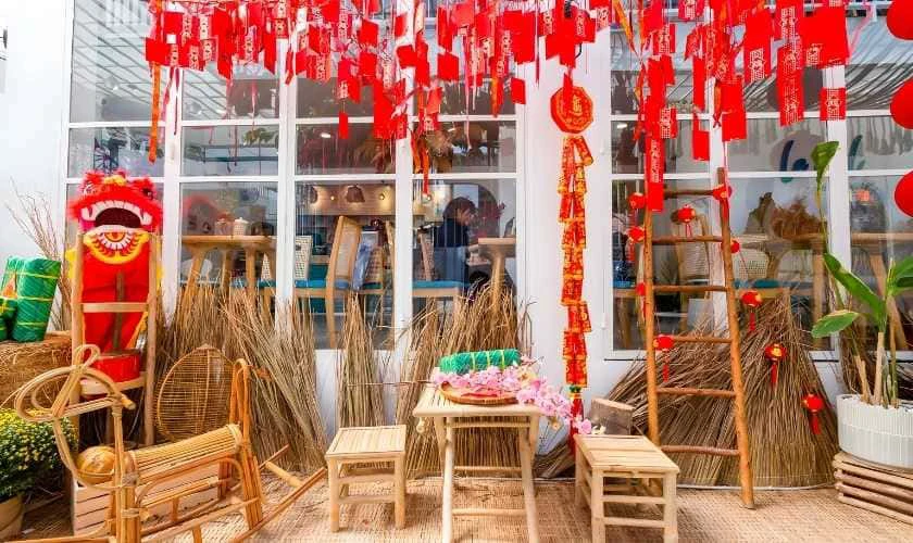 Trang trí gian hàng Tết bằng liễn treo đẹp