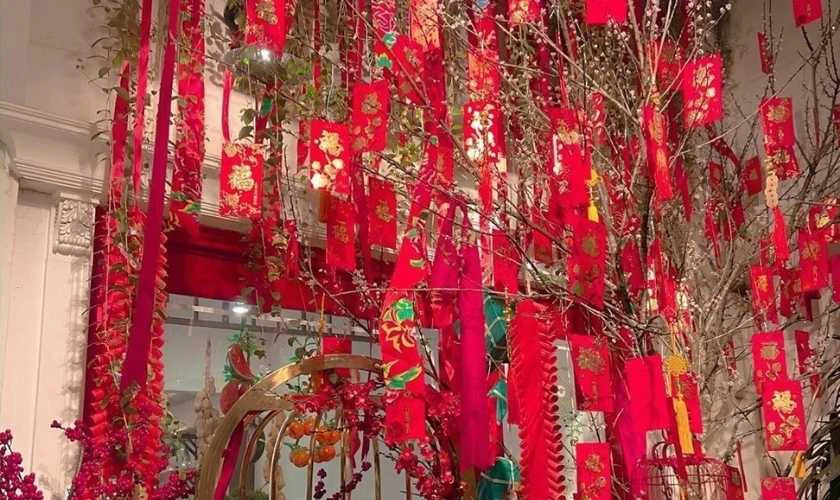Trang trí gian hàng Tết bằng liễn treo đẹp