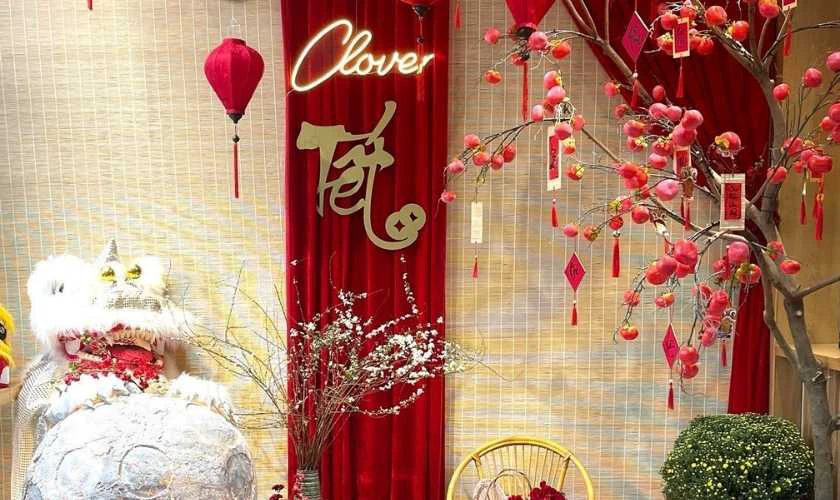 Trang trí gian hàng Tết bằng liễn treo ấn tượng