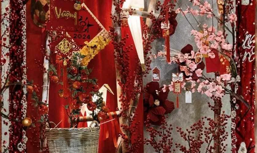 Trang trí gian hàng Tết bằng liễn treo độc đáo