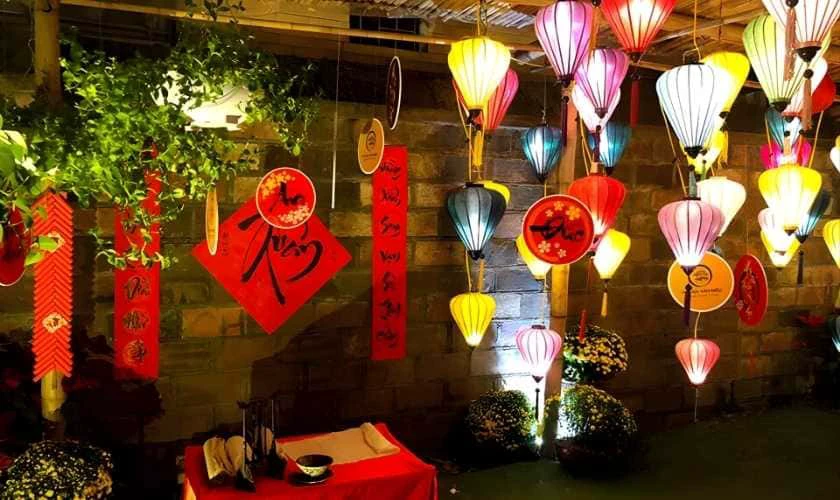 Trang trí gian hàng mùa Xuân bằng đèn lồng độc lạ