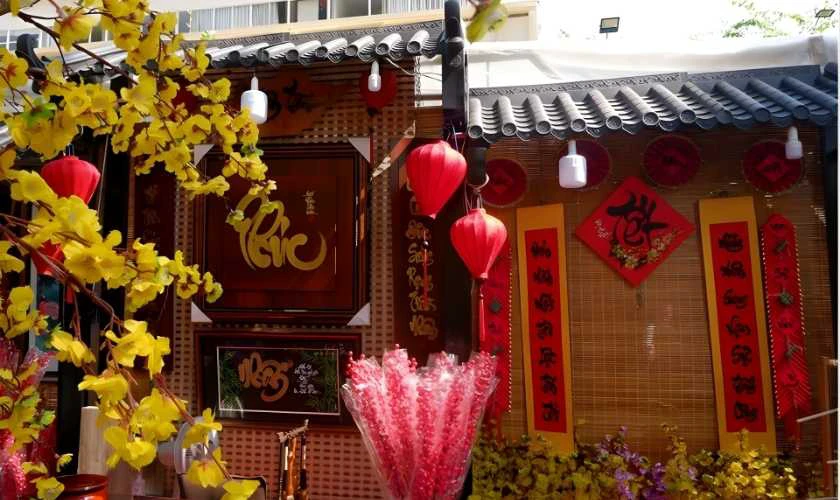 Trang trí gian hàng mùa Xuân bằng đèn lồng hài hòa