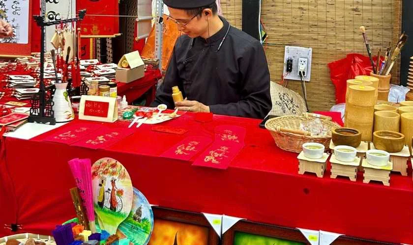 Trang trí gian hàng mùa Xuân bằng tiểu cảnh ông Đồ