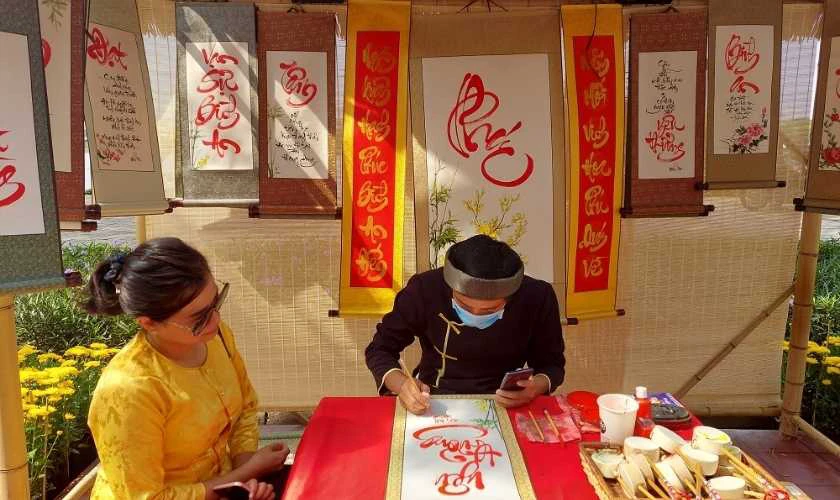 Trang trí gian hàng mùa Xuân 2026 bằng tiểu cảnh ông Đồ