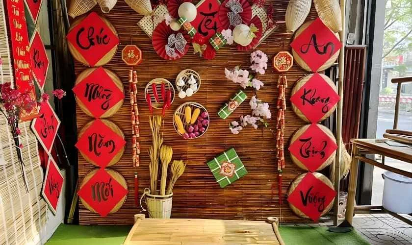 Trang trí gian hàng Tết bằng mành tre phối hợp nhiều phụ kiện