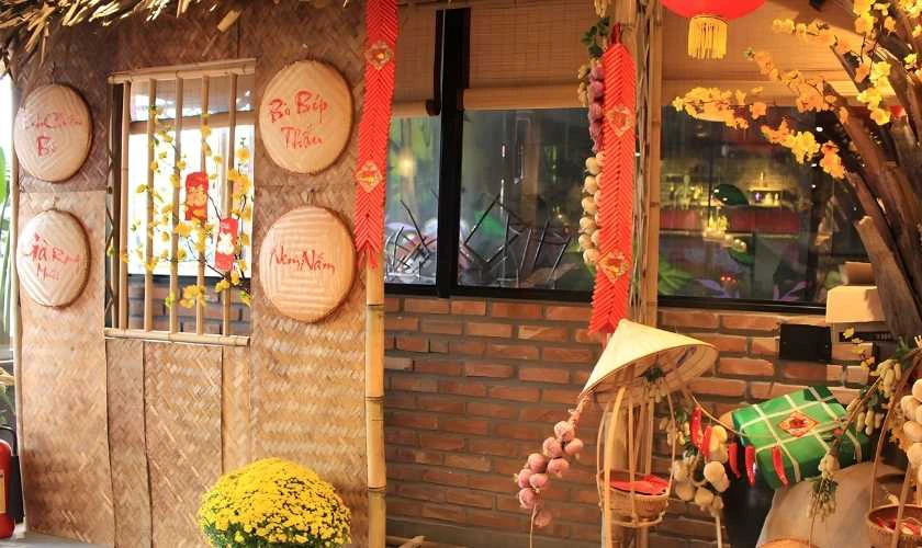 Trang trí gian hàng Tết bằng mành tre ấn tượng