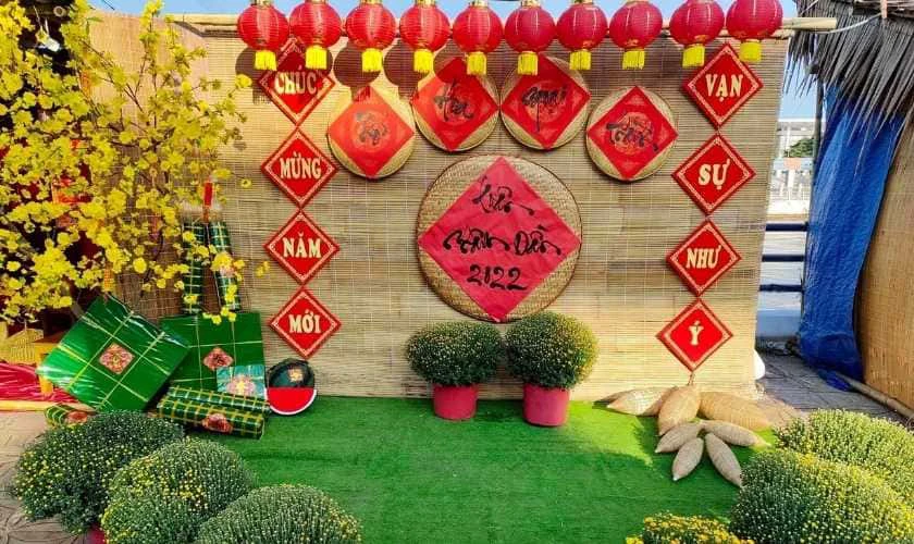 Trang trí gian hàng Tết bằng mành tre đơn giản