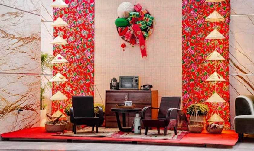 Trang trí gian hàng mùa Xuân bằng nón lá vẽ