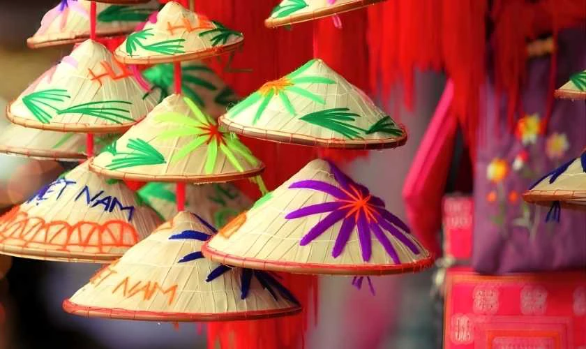 Trang trí gian hàng mùa Xuân bằng nón lá vẽ đẹp