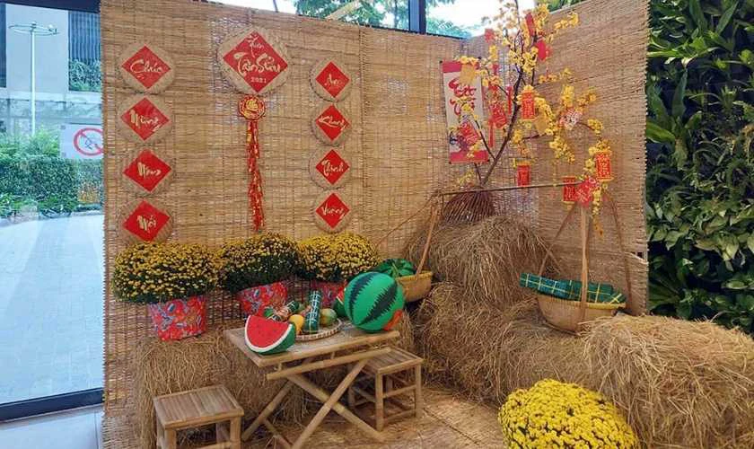 Trang trí gian hàng Tết bằng rơm rạ mới