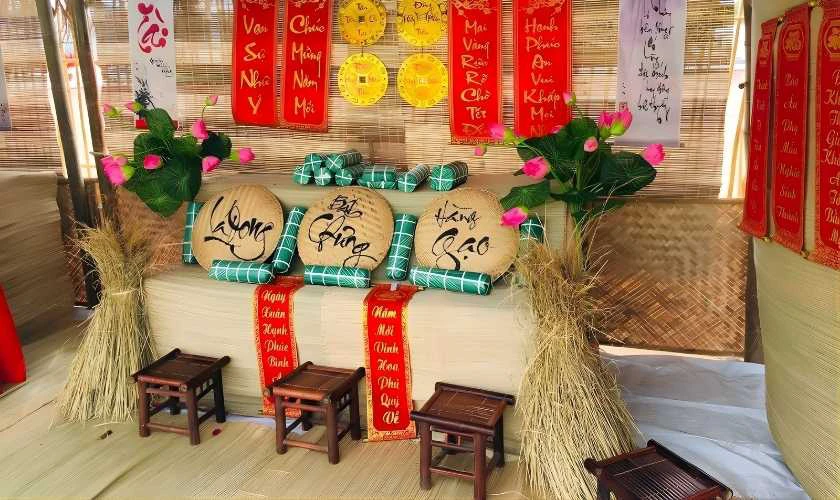 Trang trí gian hàng Tết bằng rơm rạ độc lạ