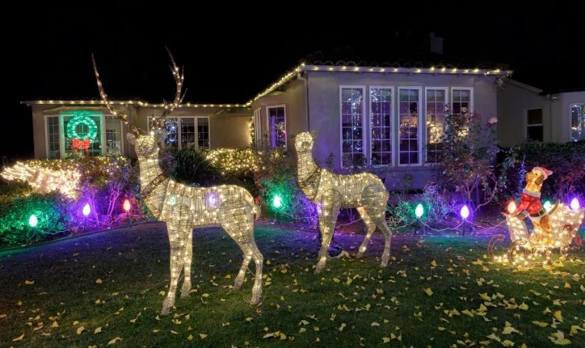 Trang trí Giáng sinh ngoài sân, trước cửa nhà