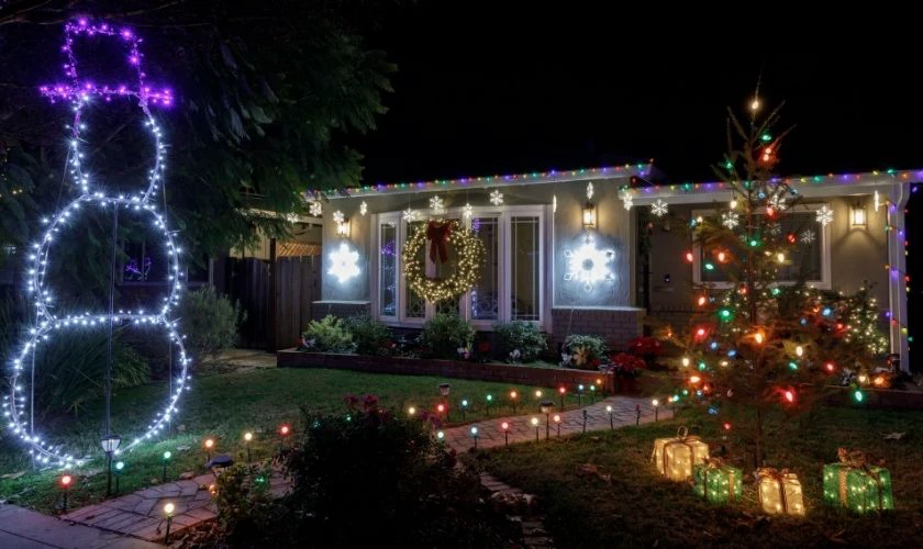 Trang trí Giáng sinh ngoài sân