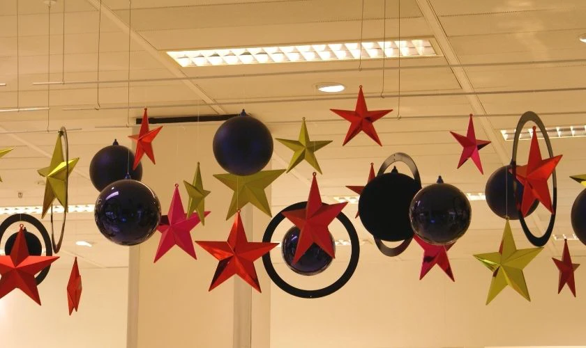 Trang trí Giáng sinh trên trần nhà