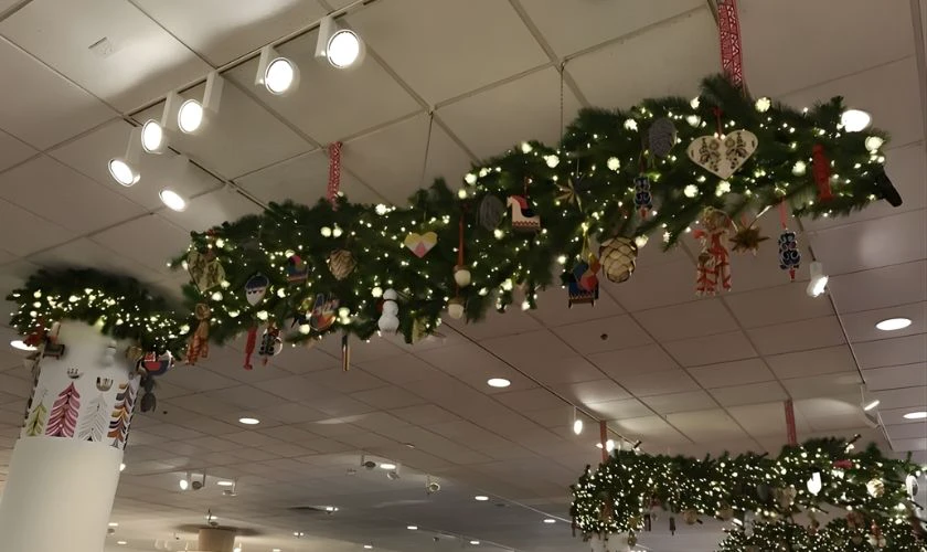 Trang trí Noel trên trần nhà