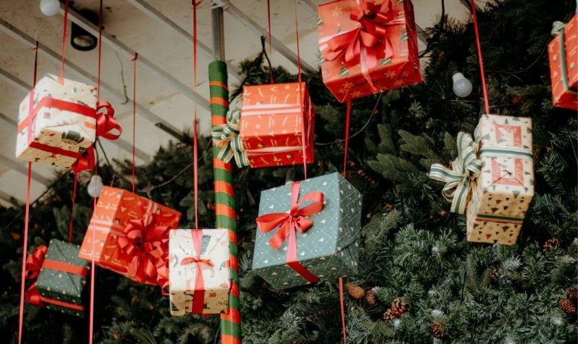 Mẫu trang trí Giáng sinh trên trần nhà