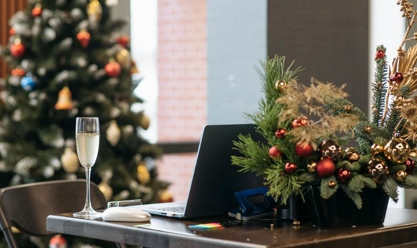 Trang trí Giáng sinh cho bàn học, bàn làm việc