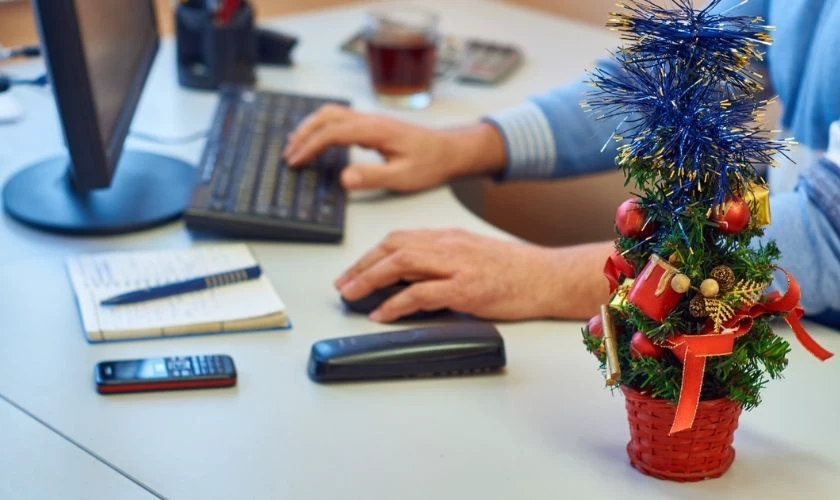 Mẫu trang trí Giáng sinh cho bàn học, bàn làm việc