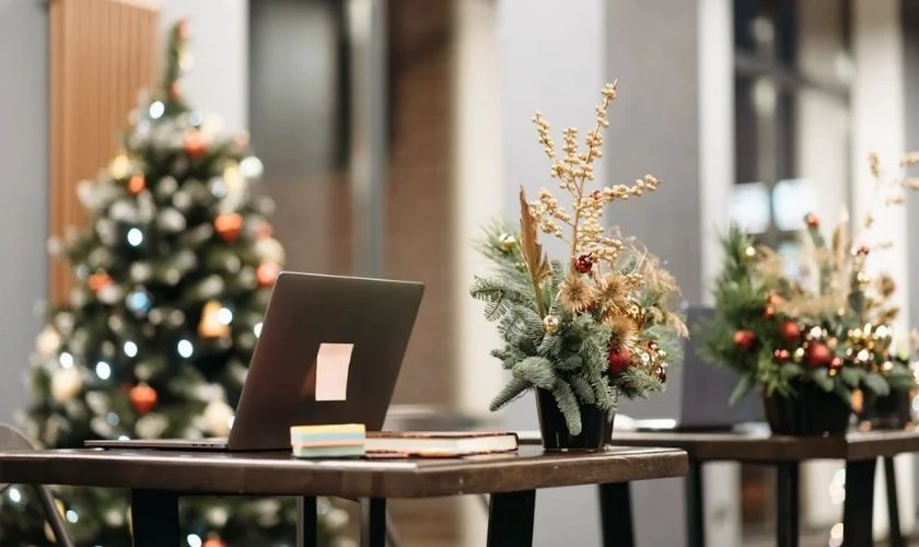 Trang trí Giáng sinh góc làm việc bằng chậu cây thông