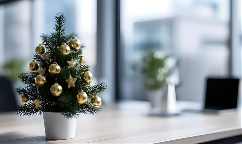 Trang trí Giáng sinh góc làm việc bằng chậu cây thông nhỏ