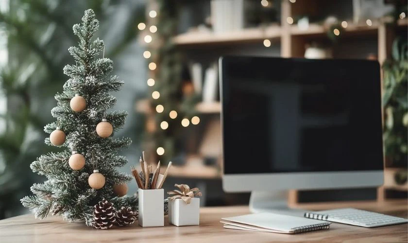 Cách trang trí Giáng sinh góc làm việc bằng chậu cây thông