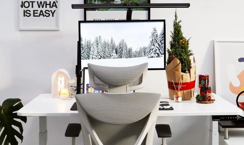 Cách trang trí Noel góc làm việc bằng chậu cây thông